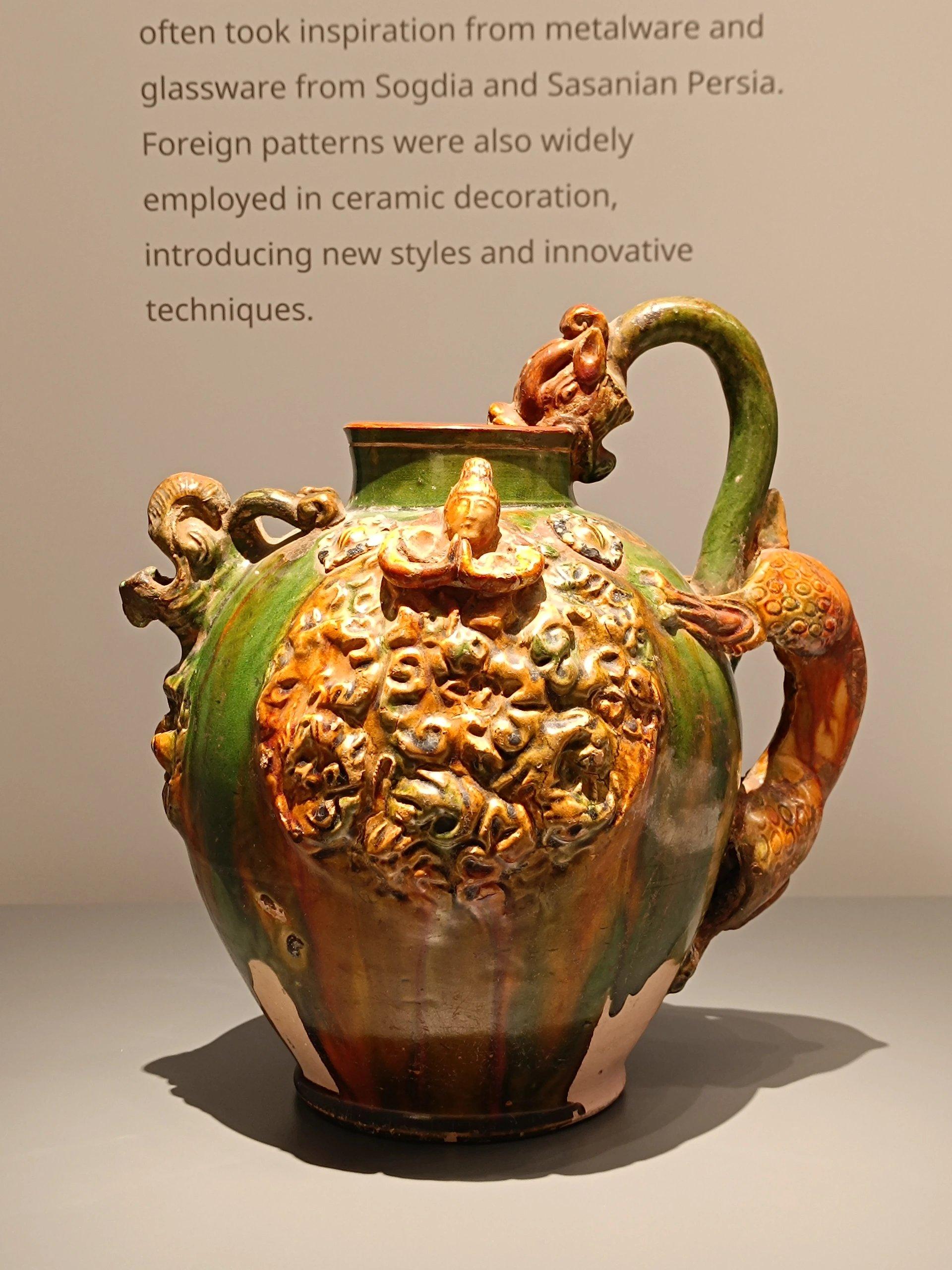 2024-07-13_06.32.28_Keep_walking_唐_贴塑礼佛图龙柄壶_1